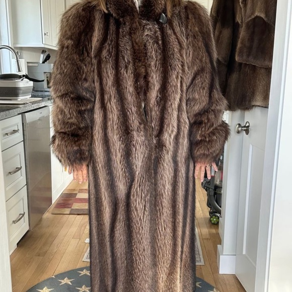 LONG HEAVY FUR COAT W/ CLASP CLOSURE (SIZE LARGE/XL)